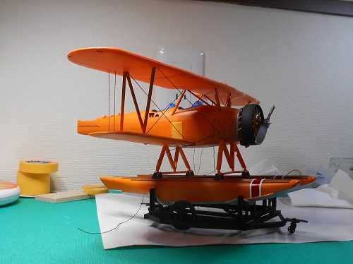 （17）「1/32 九三式中間練習機、赤とんぼ」を作ります。胴体、翼、フロートの取り付け。