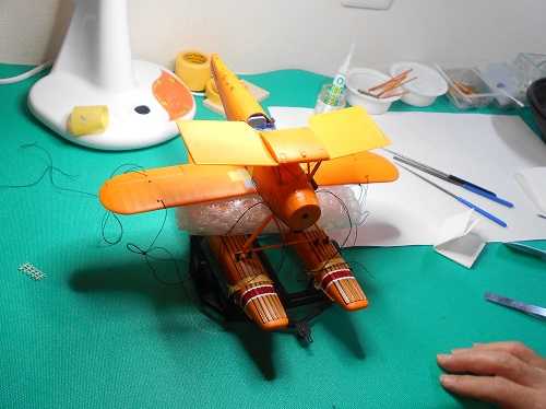（17）「1/32 九三式中間練習機、赤とんぼ」を作ります。胴体、翼、フロートの取り付け。