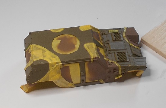 1/35陸上自衛隊 軽装甲機動車（LAV）を作ります。車体の塗装