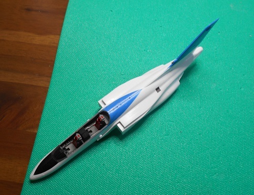 （10）「1/72 川崎T-4 ブルーインパルス」を作ります。塗装が終わったブルーインパルスを組み立てます。