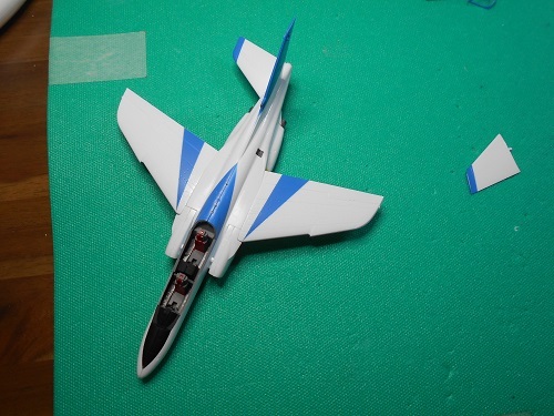 （10）「1/72 川崎T-4 ブルーインパルス」を作ります。塗装が終わったブルーインパルスを組み立てます。