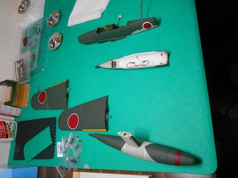 夫が作る模型飛行機「晴嵐」。機体・フロート・翼.JPG