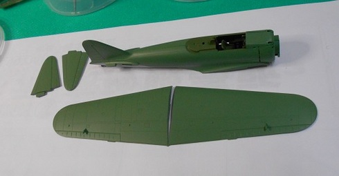 「1/72零式艦上戦闘機 52型」主翼と胴体の塗装は続きます。