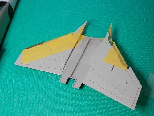 1/48 三菱F-1。主翼と胴体の塗装